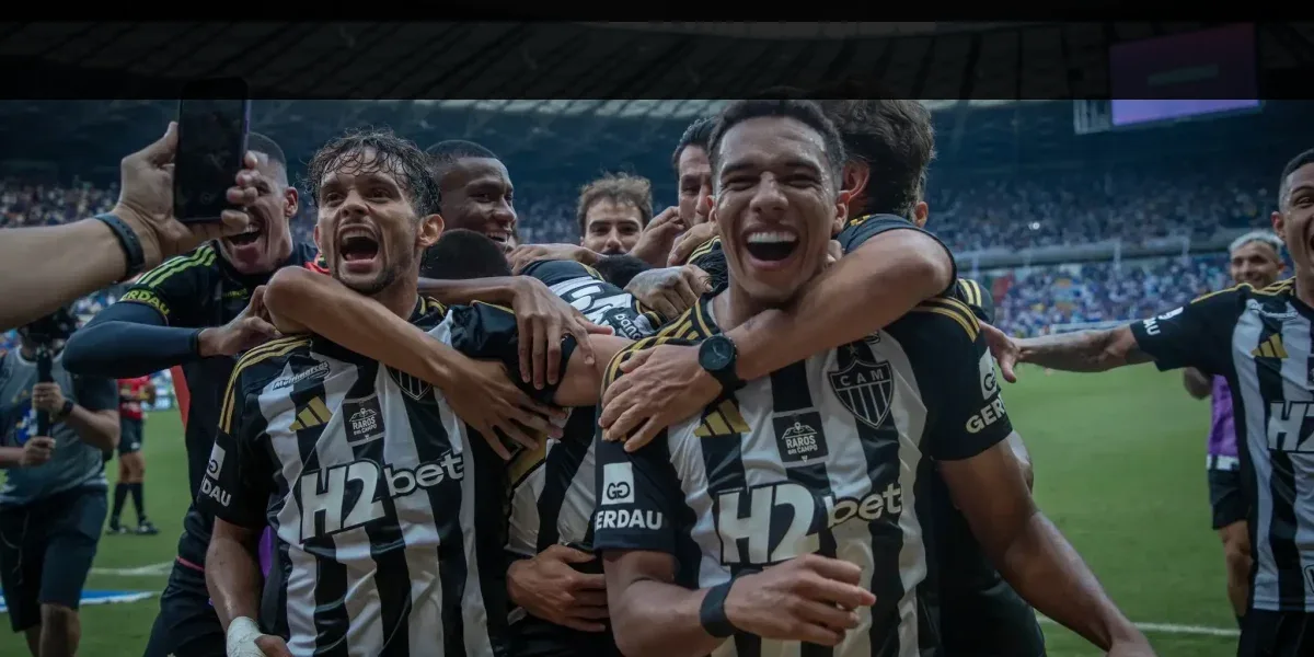 torcedor olhando agenda de jogos do Barcelona no celular enquanto compara Disney+ e ESPN